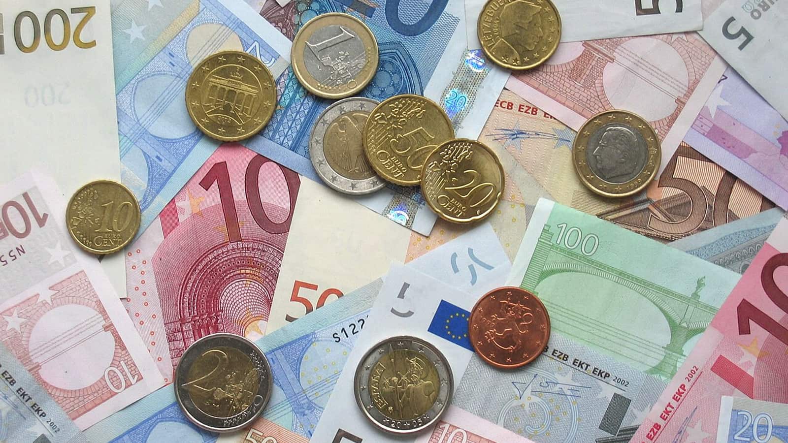 Entraîneur de chevaux de course indépendant étudiant son régime fiscal et le choix de son statut juridique au bureau de l'écurie.
